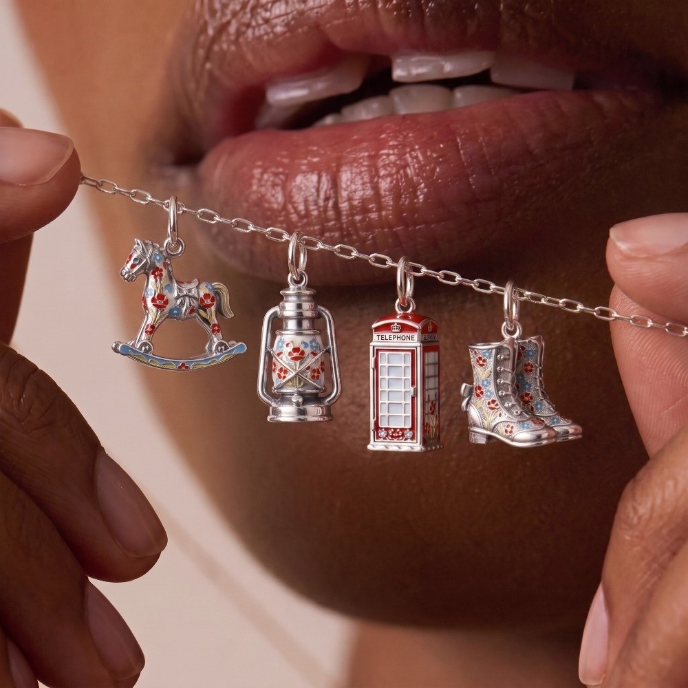 ステンレス製の漫画風ペンダント、英国をテーマにしたミニチュア - Jewelry Making London のレビューと価格