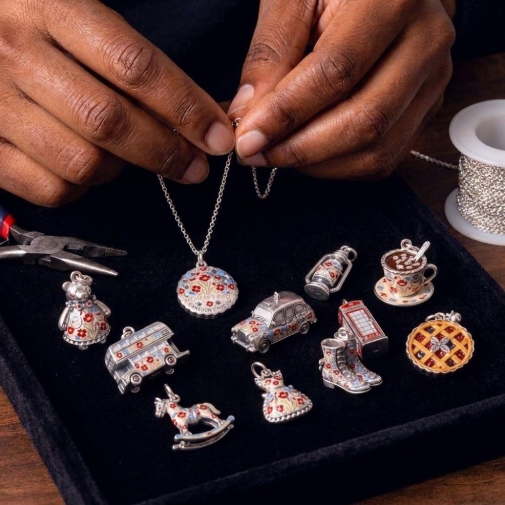 ステンレス製の漫画風ペンダント、ミニチュアの英国風ジュエリー - Jewelry Making London のレビューと価格
